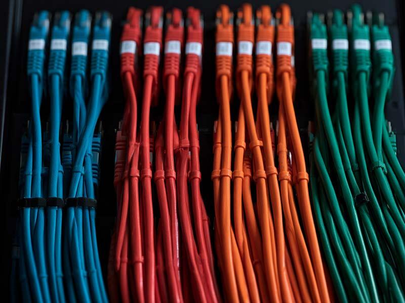 Οργανωμένα καλώδια δικτύου σε patch panel με ετικέτες