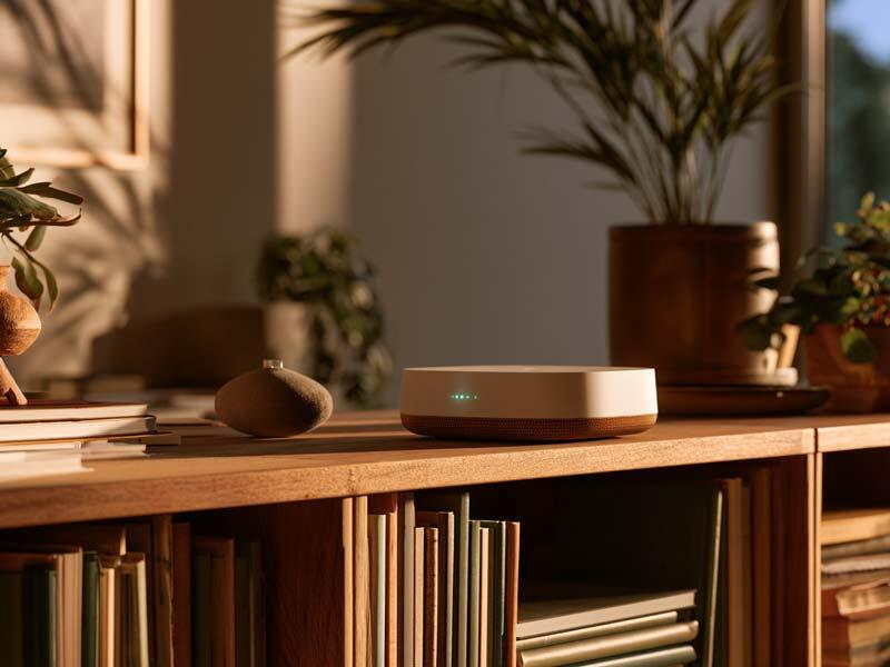 Router Wi-Fi Mesh σε ξύλινο ράφι μέσα σε αθηναϊκό διαμέρισμα