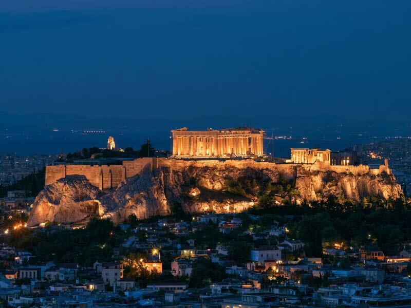 Η Ακρόπολη της Αθήνας φωτισμένη τη νύχτα